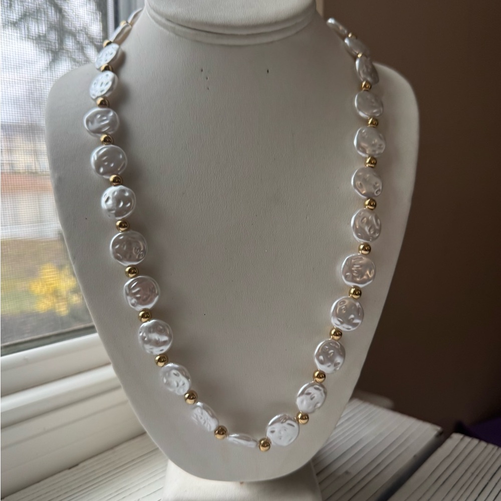 Elegant White and Gold Beaded Necklace - Picture 8 of 8